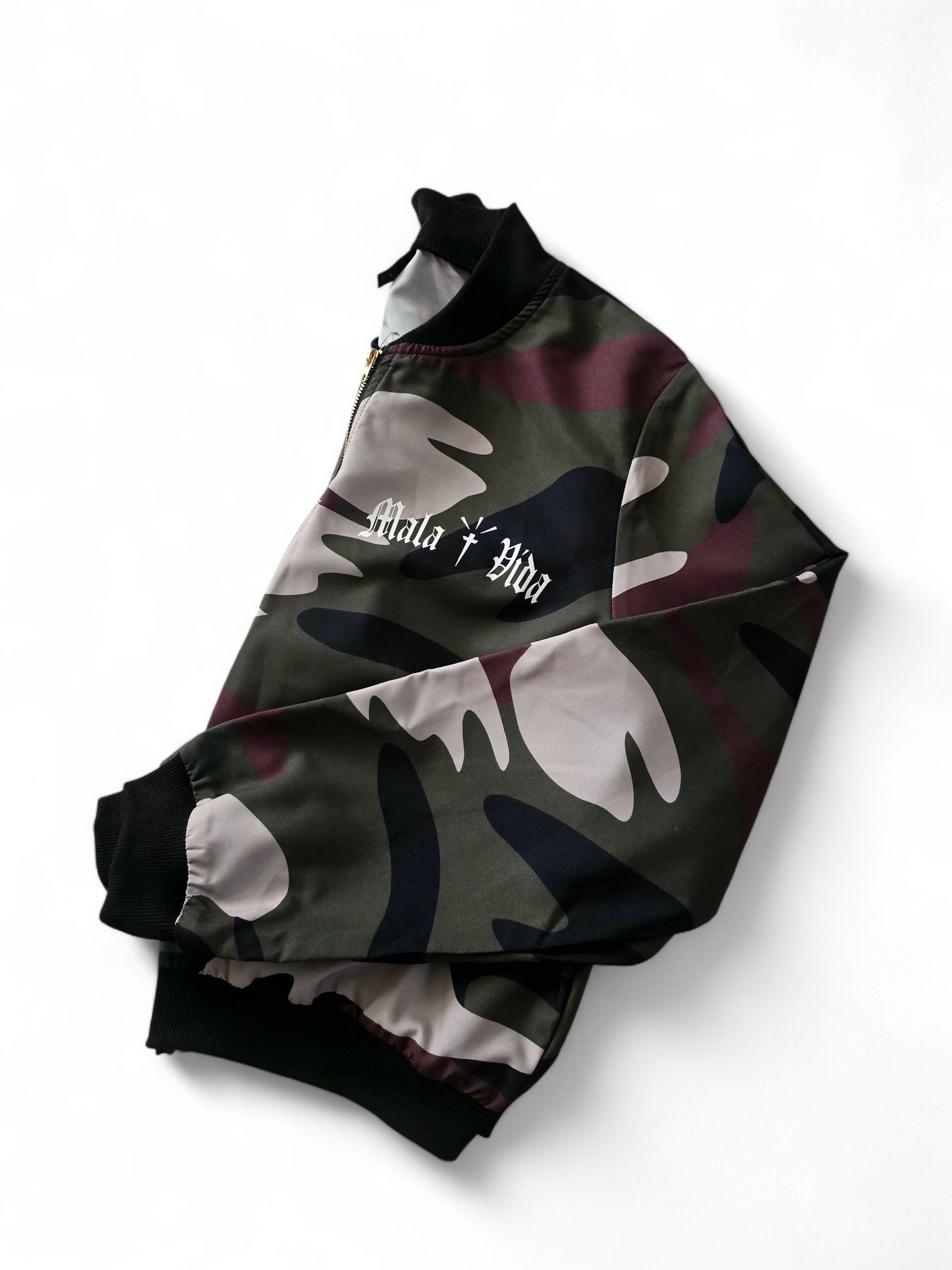 Perdona nuestras ofensas Army print, light coat